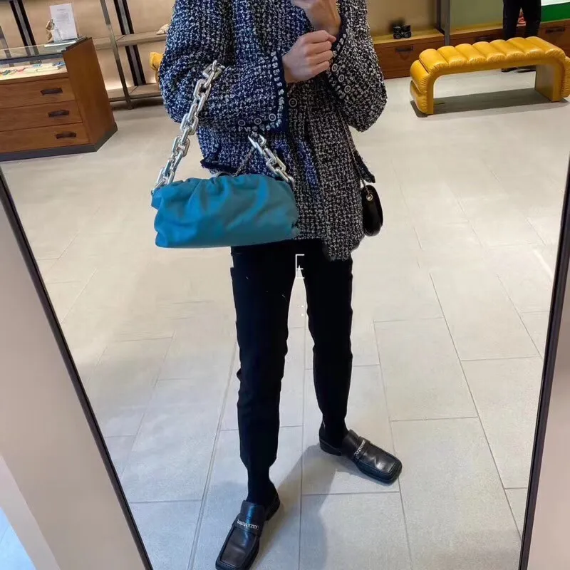 Oil painting blue upper body picture BV (silver chain) cloud bag is still standard with original leather ➕zp development. The most important thing about the whole bag is this hardware chain. To make the upper body not heavy, but with solid texture, it can only be made with thick gold-plated aluminum, original material! I will definitely satisfy you and give you the best answer. Size: 30×16×12cm